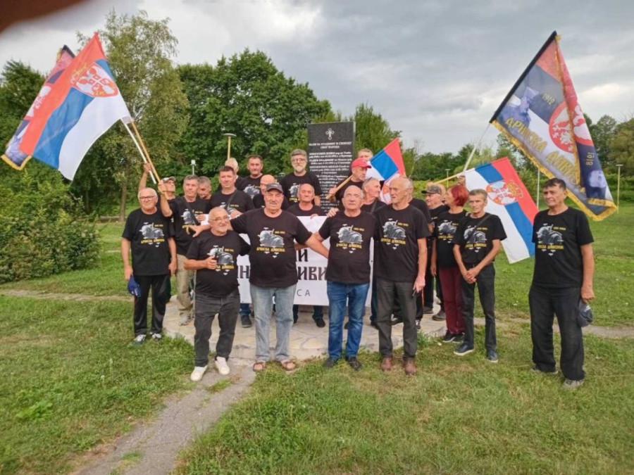 Idiotizam blokaderske Inicijative za Požegu! Čim vide srpske zastave priviđaju im se naprednjaci!