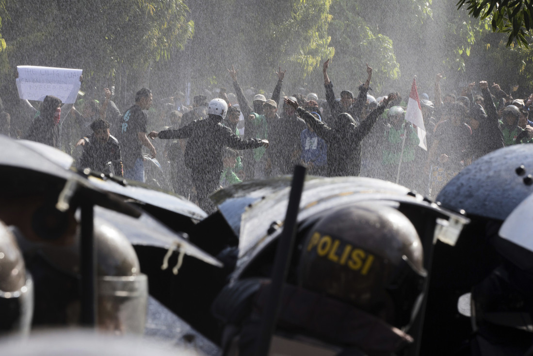 Ova zemlja doživljava obojenu revoluciju: Isti scenario pokušavaju da sprovedu u Srbiji! (FOTO)