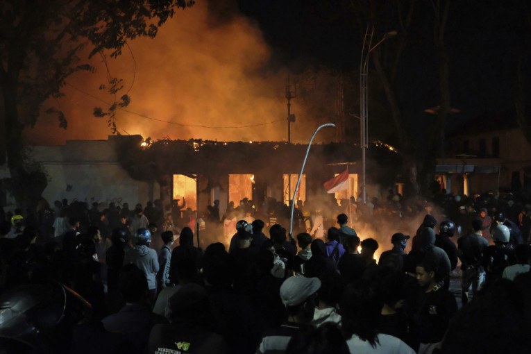 Demonstranti zapalili parlament u Južnom Sulavesiju – ljudi skakali kroz plamen, ima mrtvih