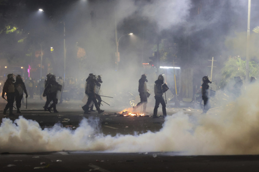 Ova zemlja doživljava obojenu revoluciju: Isti scenario pokušavaju da sprovedu u Srbiji! (FOTO)