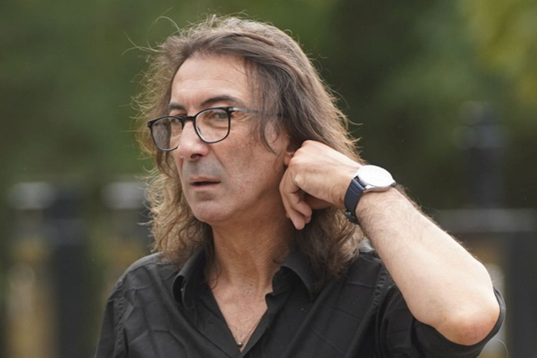 "Neukusno i totalno neprimerno!" Rale na Popovićevom grobu koketirao s nepoznatom plavušom?