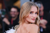 Rouzi Hantington-Vajtli u izdanju od kojeg zastaje dah: Glave su se okretale za njom na festivalu u Veneciji (FOTO)