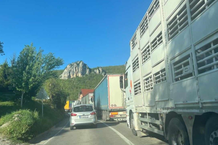 Prevoznici blokirali Granični prelaz Rača! Haos na putevima, neće stići 4.000 tona robe (FOTO/ VIDEO)