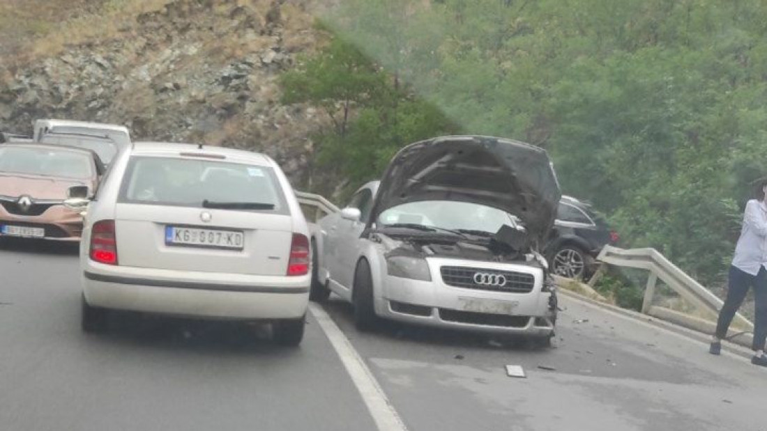 Jedan nasukan na bankini, drugi nasred magistrale: Žestok sudar dva audija kod Gornjeg Milanovca (FOTO)