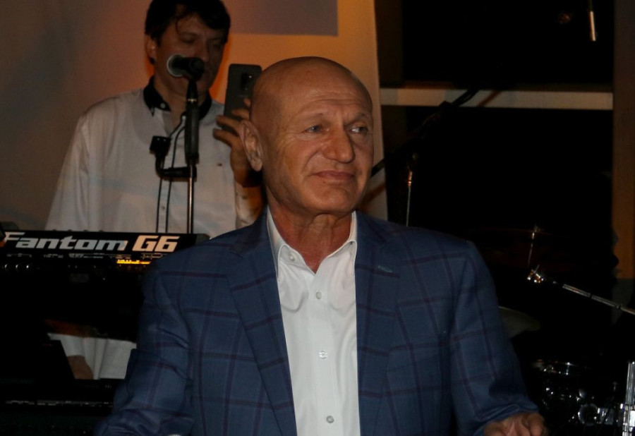 Pevač prekinuo koncert kada je čuo istinu o stanju Halida Bešlića: Uputio mu dirljive reči