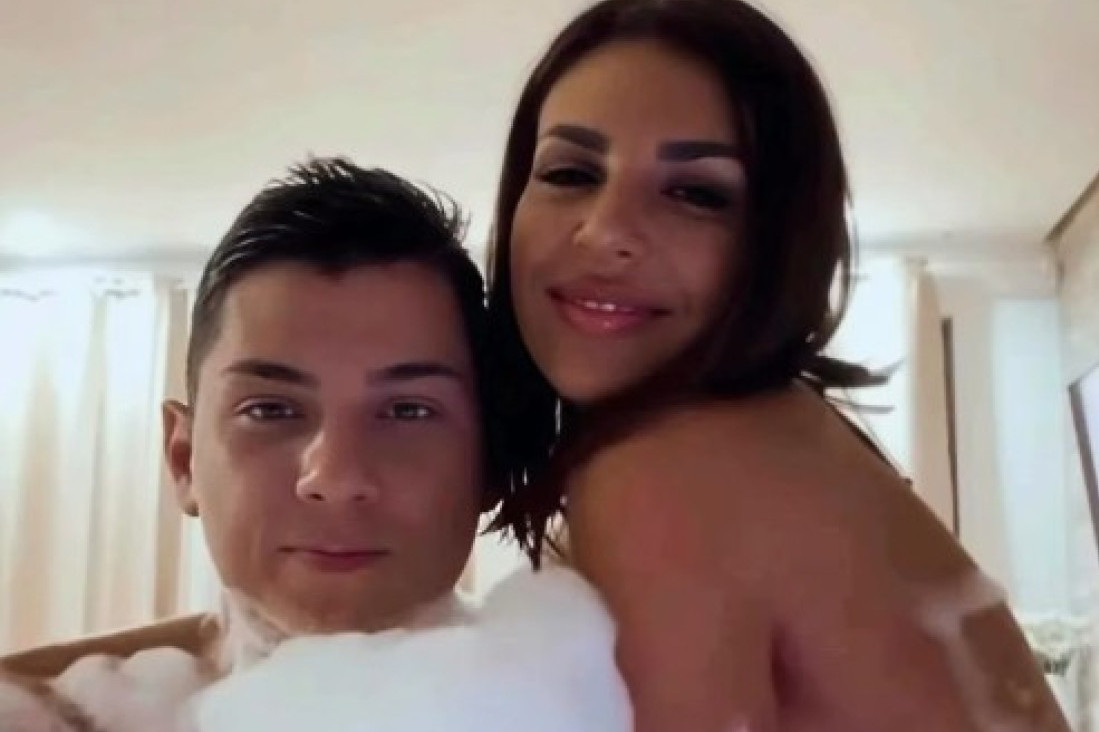 "Grli me i rukama i nogama u krevetu": Ena ne može više da zamisli život bez Peje