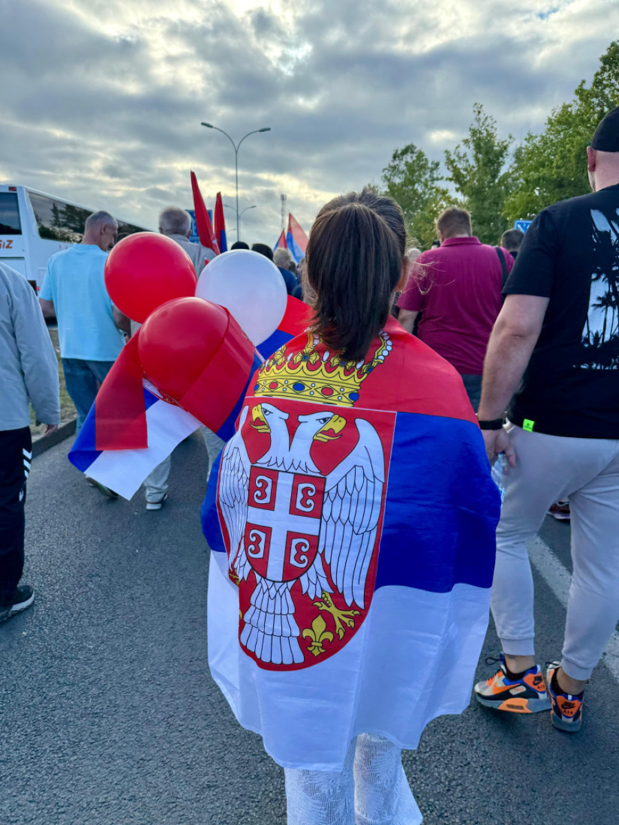 Građani odsvirali kraj rušenju države! Trobojke se vijorile u skoro 100 gradova, ovo je pravo lice Srbije (FOTO/VIDEO)