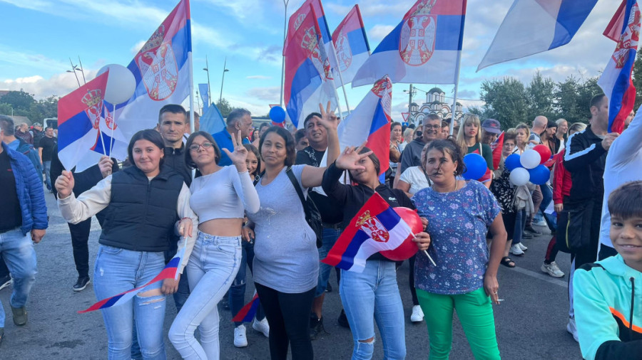 Građani odsvirali kraj rušenju države! Trobojke se vijorile u skoro 100 gradova, ovo je pravo lice Srbije (FOTO/VIDEO)