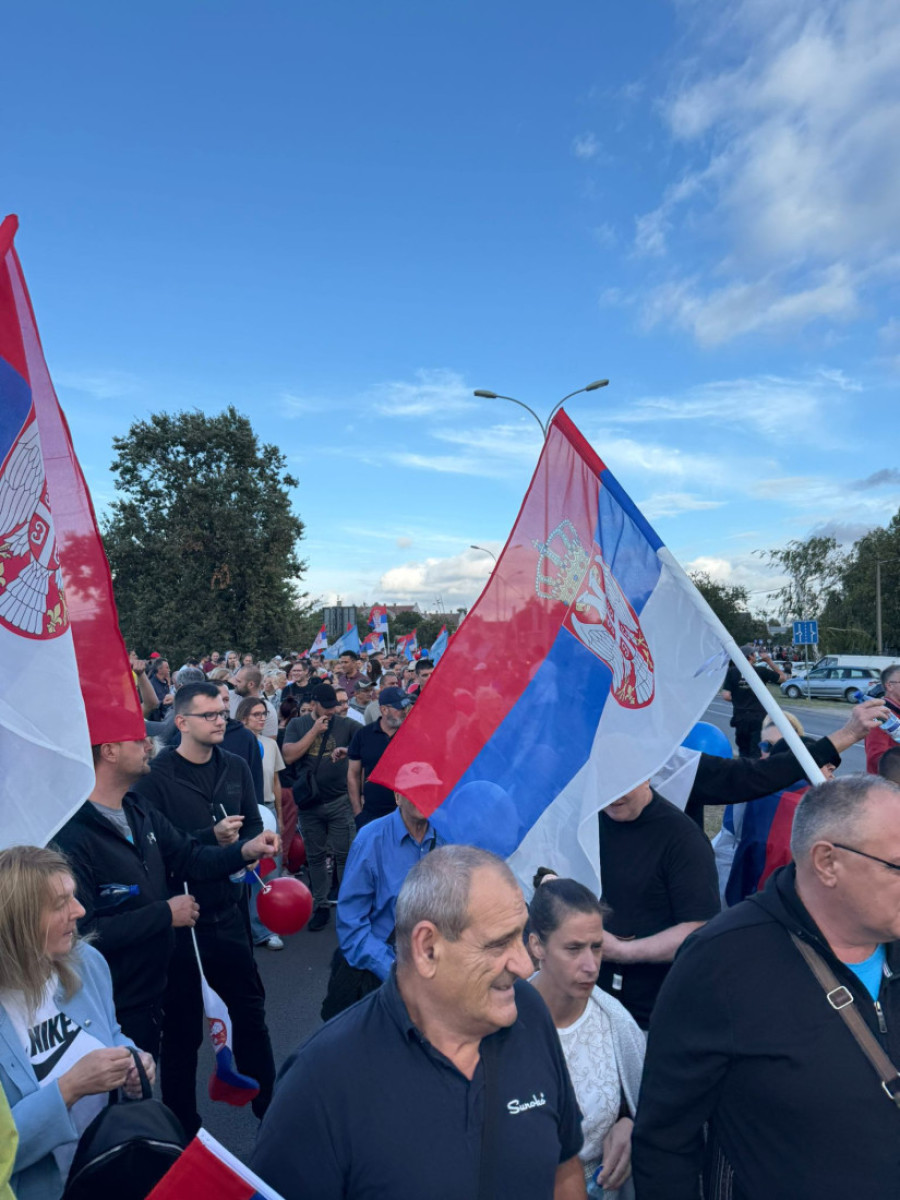 Građani odsvirali kraj rušenju države! Trobojke se vijorile u skoro 100 gradova, ovo je pravo lice Srbije (FOTO/VIDEO)
