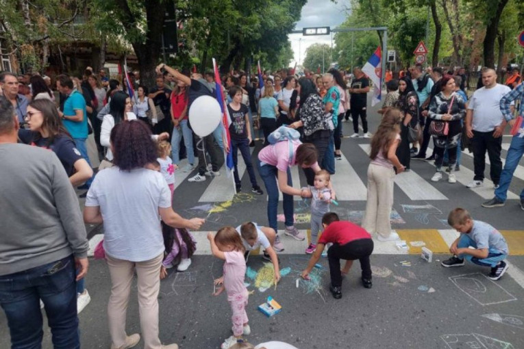 Dečija graja i poruke ljubavi! Pristojna Srbija blista u punom sjaju - mališani oduševili građane! (FOTO)
