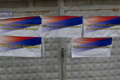 Srpska trobojka na udaru: Kurtijeva policija cepala plakate sa porukama "Hoću mir" (FOTO)