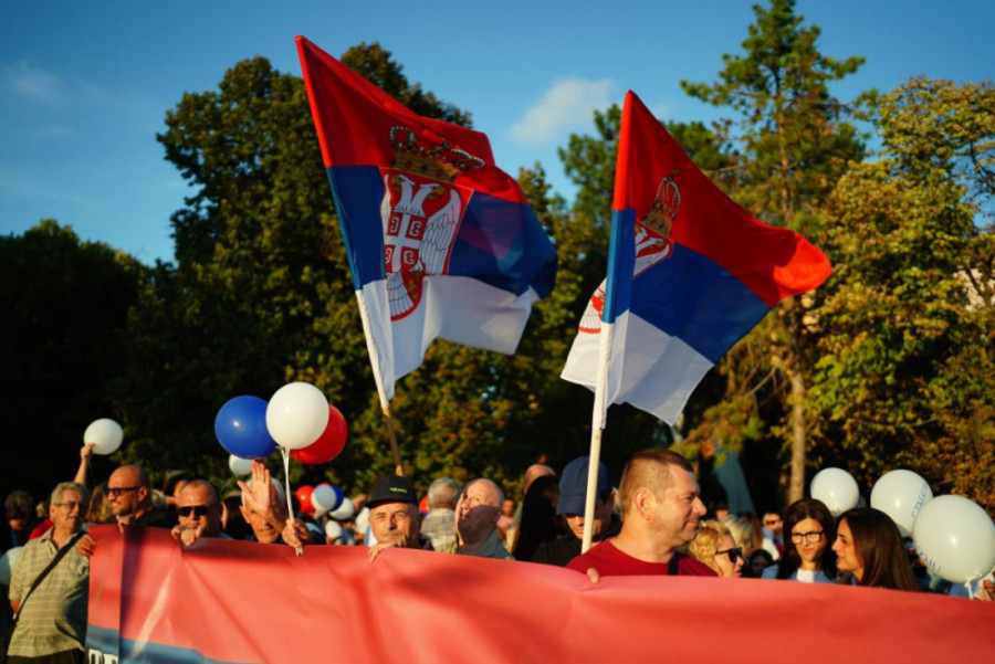 Ne vidi se kraj kolone! U Batočini se vijore srpske zastave (VIDEO)