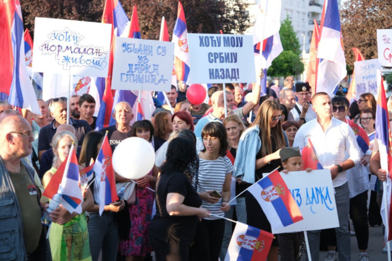 Ne vidi se kraj kolone! U Batočini se vijore srpske zastave (VIDEO)