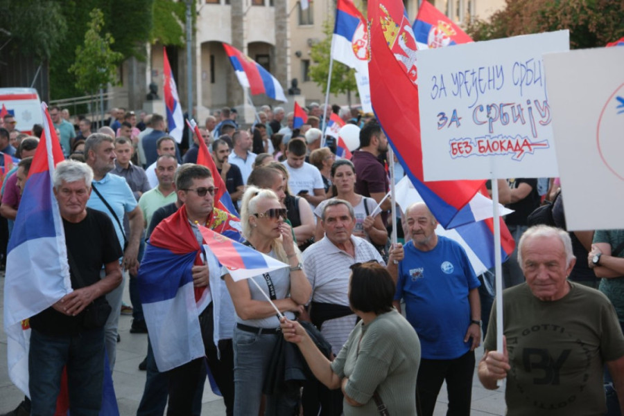 Premijer Macut stigao na skup građana protiv blokada u Zemunu!