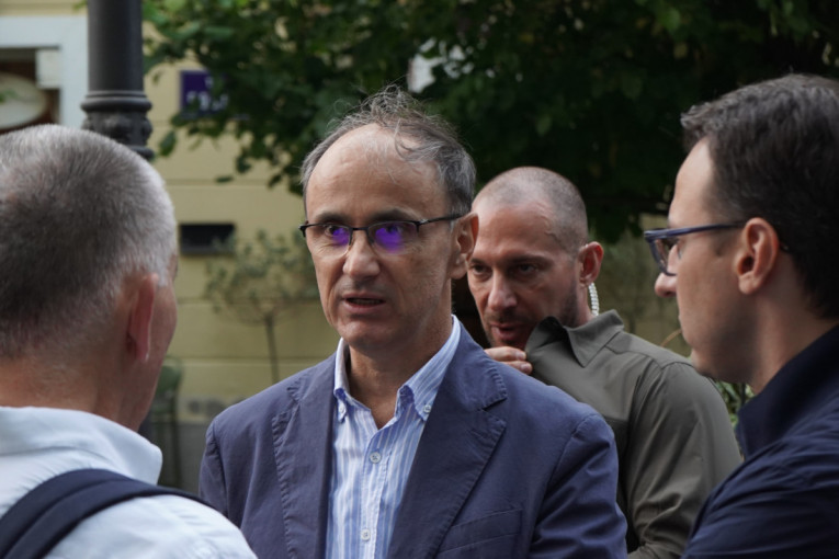 Premijer Macut stigao na skup građana protiv blokada u Zemunu!