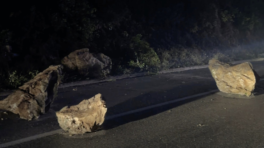 Tragedija izbegnuta samo pukom srećom! Odron se survao na put kod Užica (FOTO)