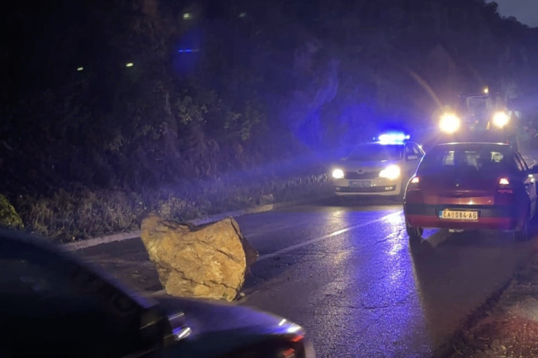 Tragedija izbegnuta samo pukom srećom! Odron se survao na put kod Užica (FOTO)