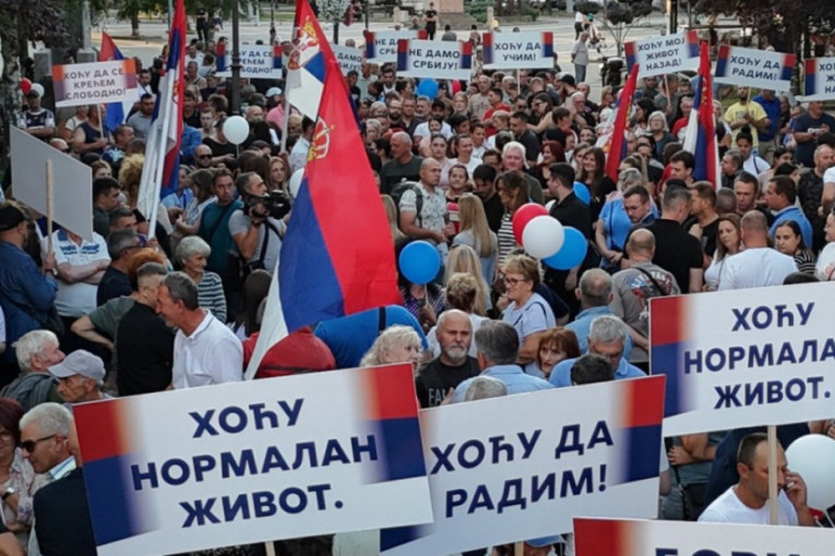 Građani odsvirali kraj rušenju države! Trobojke se vijorile u skoro 100 gradova, ovo je pravo lice Srbije (FOTO/VIDEO)