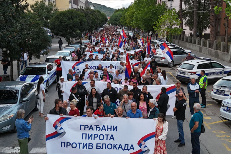 "Hvala svima koji su izašli da nasilnicima pokažemo kako izgleda pristojna Srbija!": Vučević objavio snimak sa skupa protiv blokada (VIDEO)