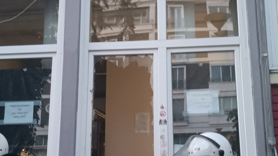 Okupljeni ispred DIF-a u Novom Sadu pokušali da upadnu u zgradu, policija ih potisnula (VIDEO)