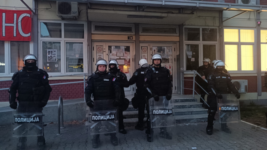 Okupljeni ispred DIF-a u Novom Sadu pokušali da upadnu u zgradu, policija ih potisnula (VIDEO)