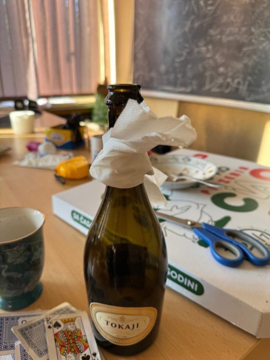 Pogledajte na šta liči fakultet: Blokaderi hoće da vode državu, a ni cveće ne znaju da sačuvaju!