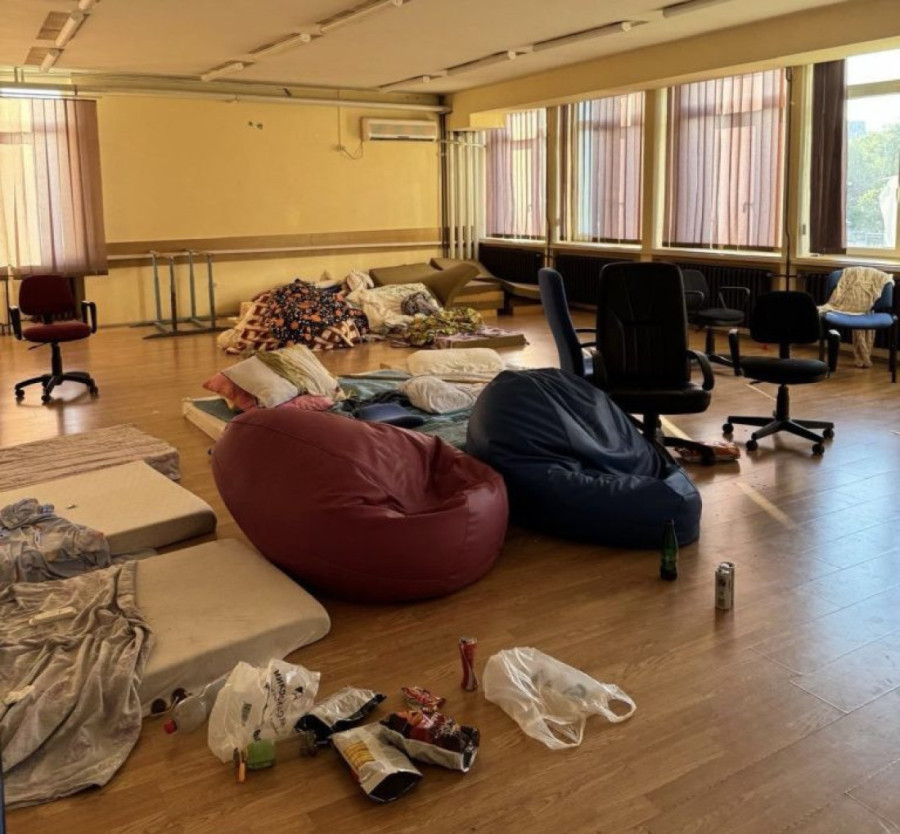 Pogledajte na šta liči fakultet: Blokaderi hoće da vode državu, a ni cveće ne znaju da sačuvaju!