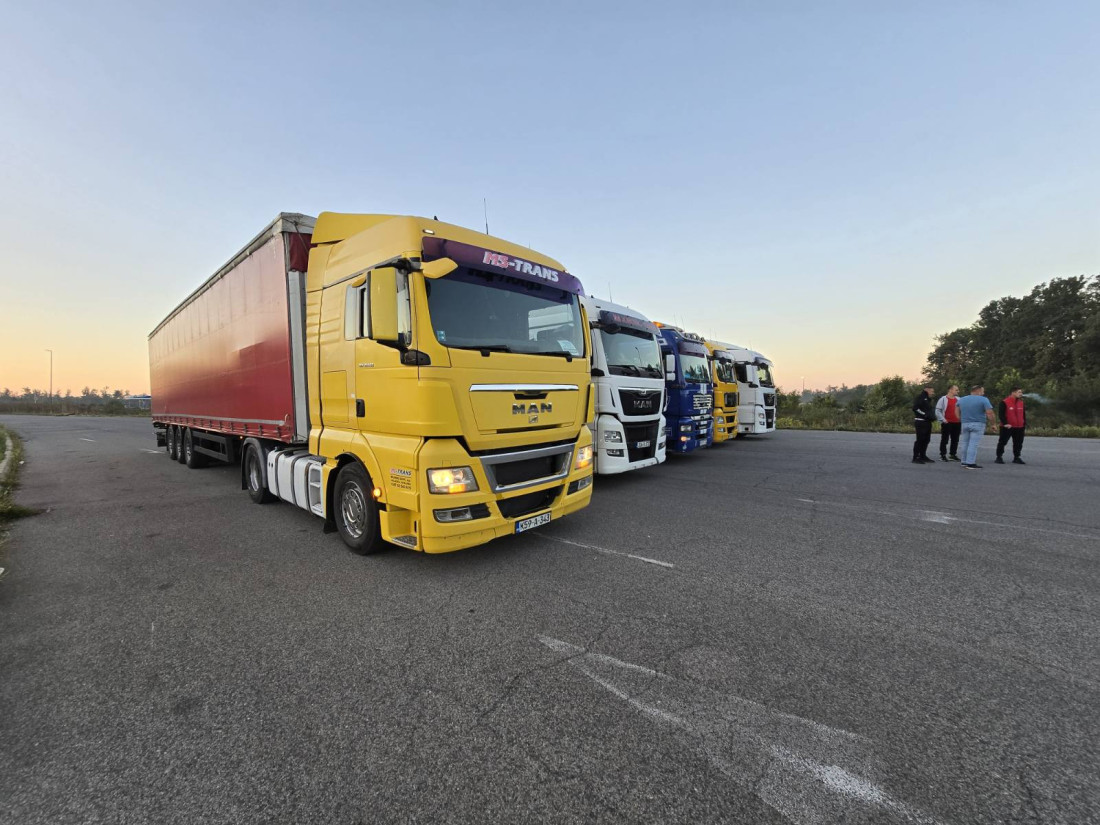 Prevoznici blokirali Granični prelaz Rača! Haos na putevima, neće stići 4.000 tona robe (FOTO/ VIDEO)