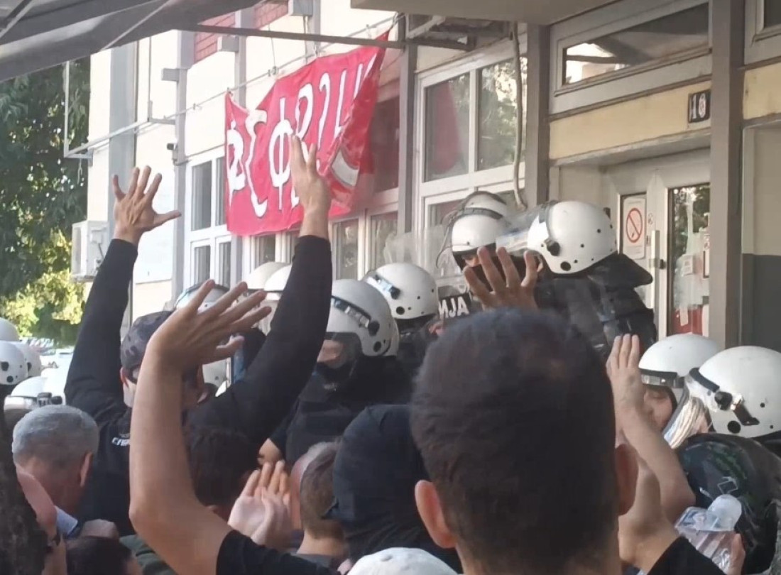 Okupljeni ispred DIF-a u Novom Sadu pokušali da upadnu u zgradu, policija ih potisnula (VIDEO)