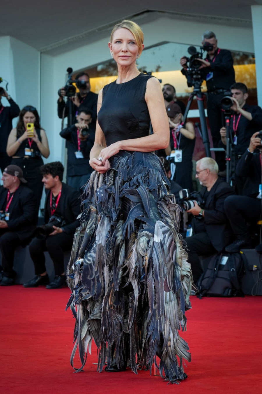 Avangarda na Mostri: Kejt Blančet ponela haljinu koja spaja recikažu i glamur u pravo remek-delo dizajna (FOTO)