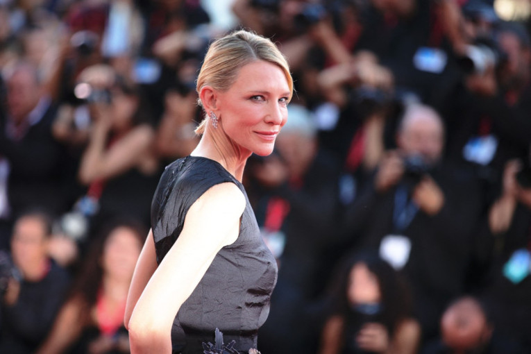 Avangarda na Mostri: Kejt Blančet ponela haljinu koja spaja recikažu i glamur u pravo remek-delo dizajna (FOTO)