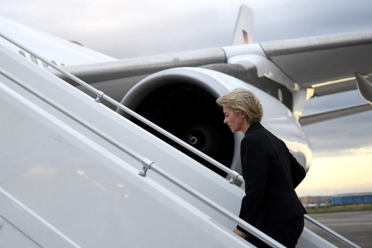 Drama u avionu Ursule fon der Lajen: Rusija ometala GPS? Piloti sletali pomoću papirnih mapa