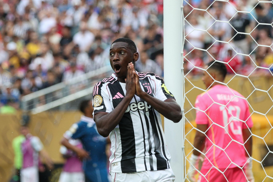 Premijer liga bogatija za novu svetsku zvezdu! Kolo Muani stiže u London na potpis ugovora!