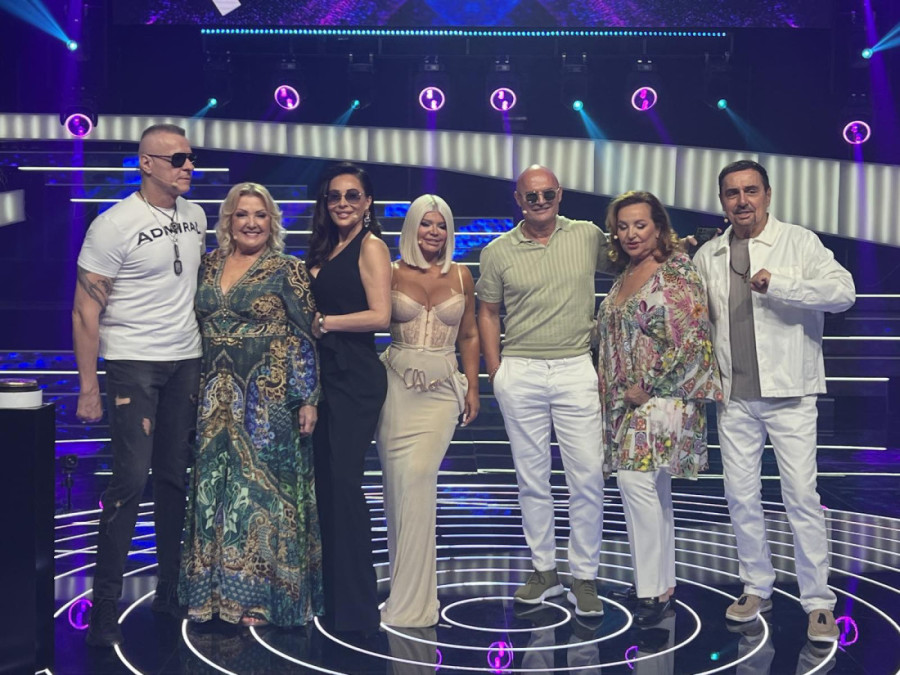 (PAPARACO) Sin Suzane Jovanović stigao u studio "Zvezda Granda": Nestrpljivo čekao da snimanje počne!