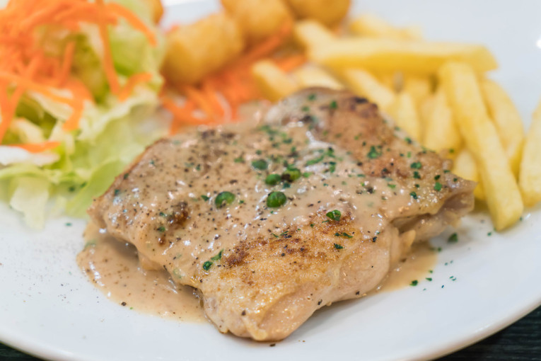 Recept dana: Pileći karabataci u krem sosu od bibera, savršena harmonija sočnosti i pikantnosti u svakom zalogaju