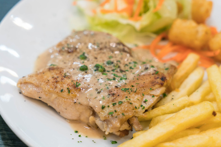 Recept dana: Lovačke šnicle iz rerne ukrčkane u sosu od belog vina nisu običan ručak, već pravi gastronomski doživljaj