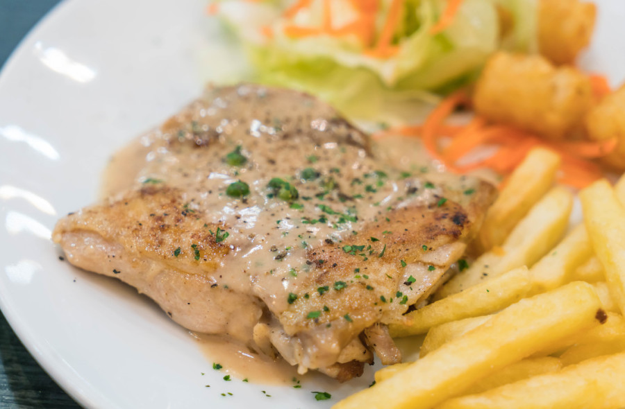 Recept dana: Pileći karabataci u krem sosu od bibera, savršena harmonija sočnosti i pikantnosti u svakom zalogaju