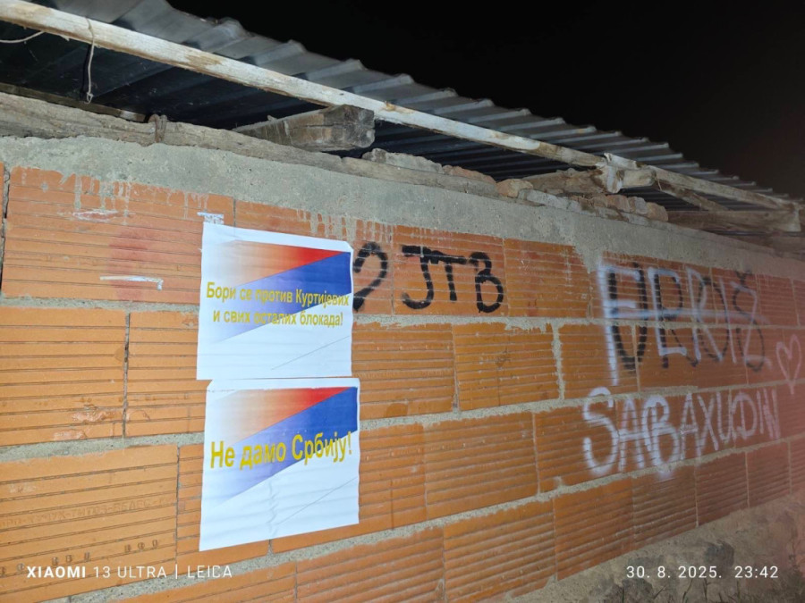 Ustanak protiv Kurtijevog režima: Ponovo osvanuli plakati sa srpskom trobojkom u Kosovskoj Mitrovici