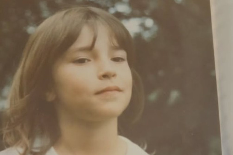 Prepoznajete li devojčicu sa fotografije? Danas je omiljeno TV lice, a na sebi ništa nije menjala! (FOTO)