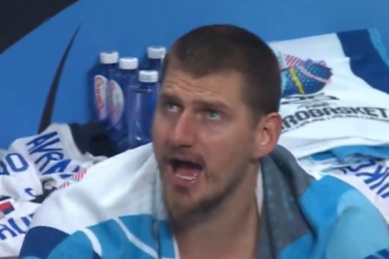 Jokić se sjajno zabavlja na Eurobasketu: Nikola zapevao na tajm-autu Srbije (VIDEO)