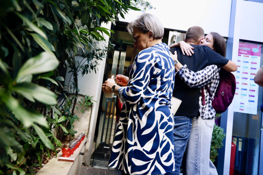 Dirljivi prizori u Beogradskoj filharmoniji zbog smrti Gabrijela Felca: Uz suze i zagrljaje građani se upisuju u knjigu žalosti (FOTO/VIDEO)