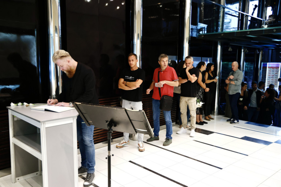 Dirljivi prizori u Beogradskoj filharmoniji zbog smrti Gabrijela Felca: Uz suze i zagrljaje građani se upisuju u knjigu žalosti (FOTO/VIDEO)