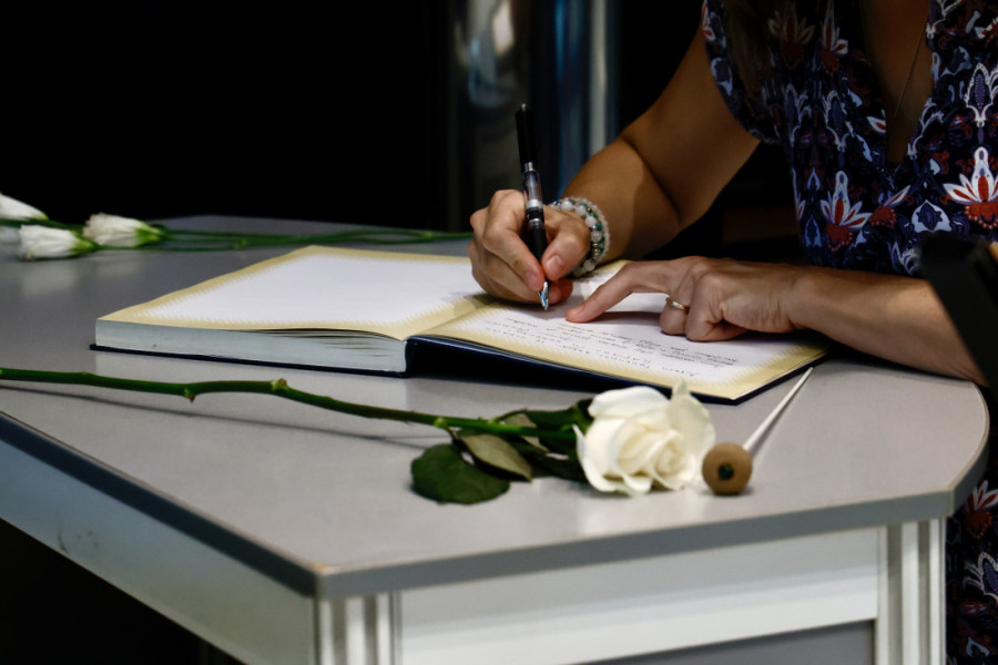 Dirljivi prizori u Beogradskoj filharmoniji zbog smrti Gabrijela Felca: Uz suze i zagrljaje građani se upisuju u knjigu žalosti (FOTO/VIDEO)