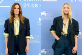 Da li je ovo dobar PR za novog kreativnog direktora Versačea? Džulija Roberts i Amanda Sejfrid ponele istu modnu kombinaciju (FOTO)