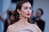 Venecija pod nogama Emili Blant: Zasenila je crveni tepih u dva glamurozna izdanja i otkrila novu boju kose (FOTO)