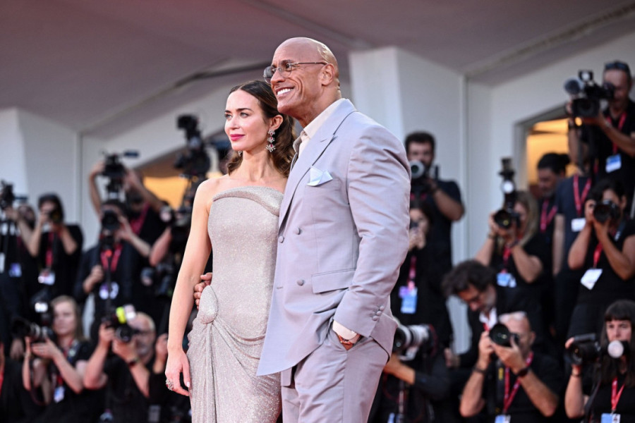 Venecija pod nogama Emili Blant: Zasenila je crveni tepih u dva glamurozna izdanja i otkrila novu boju kose (FOTO)