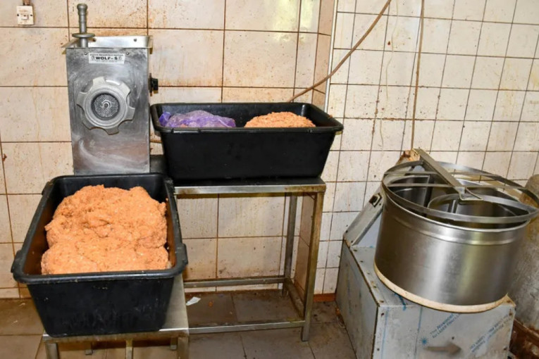 U nelegalnoj klanici prodao više od 30 tona neispravnog mesa! Uhapšen muškarac kod Odžaka! (FOTO)