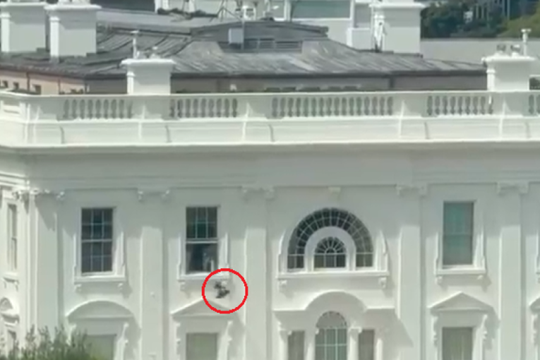 Crna kesa bačena sa prozora Bele kuće? Prizor koji je slučajno snimljen pokrenuo buru (VIDEO)