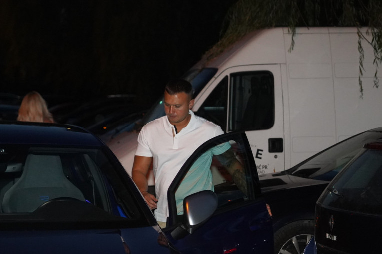 Stefan Karić uhvaćen nakon raskida sa devojkom: Odjurio neraspoložen i pognute glave! (FOTO)