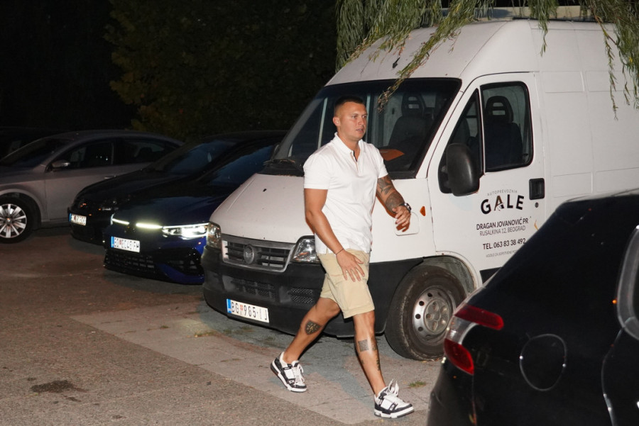 Janjuš prvi put u javnosti nakon operacije: Teško hoda, noge mu u zavojima! (FOTO/VIDEO)